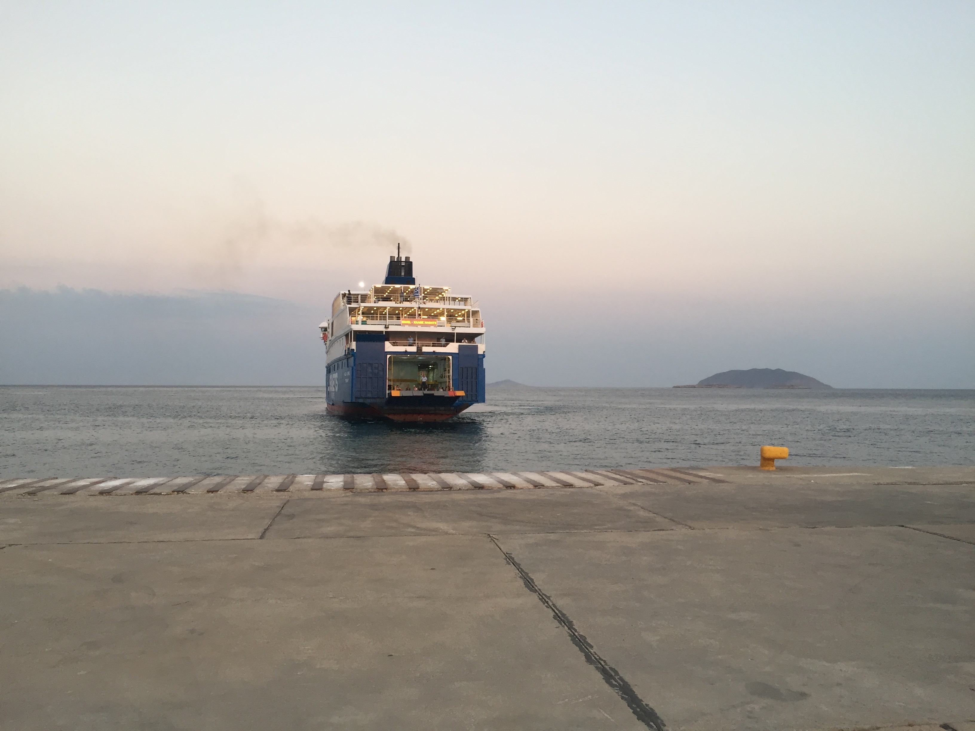 L'arrivée du ferry le soir à Anafi